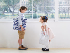 上品な英国デザインが美しい。「LAURA ASHLEY」から、ランドセルカバーや体操服入れが登場