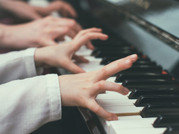 習い事を検討中のファミリー必見。音楽系の習い事で得られる“幸福度”調査の結果とは？