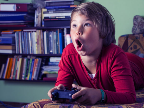 子供を「ゲーム依存」からどう守る? ネットやゲームを規制する自治体も
