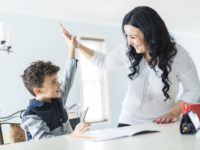 わが子の“自己効力感”を高める教育とは？ 幼稚園や学校選びよりも重要な親のスタンス[前編]