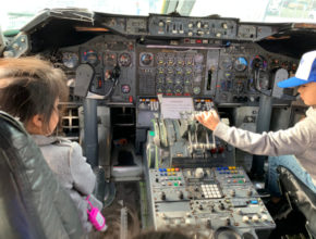 おうちで工場見学？ 航空機のコックピットや整備の様子が見られるリモート社会科見学を実施