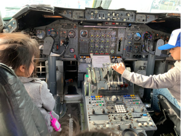 おうちで工場見学? 航空機のコックピットや整備の様子が見られるリモート社会科見学を実施