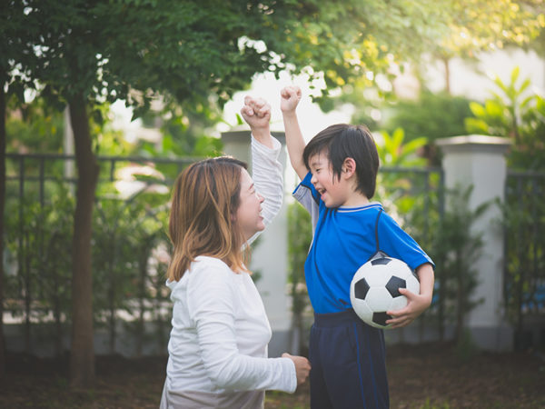 暑い日に外遊びはOK? 水分補給に最適なドリンクは? サッカー日本代表ドクターに聞く「子供の熱中症対策」