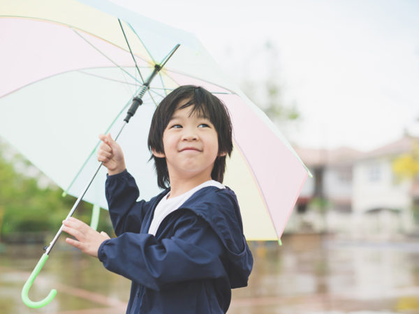 連休は雨予報……でも大丈夫! 雨の日の外遊びが楽しくなる「子供向けレイングッズ」3選