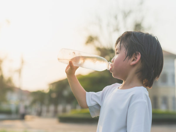 子供に持たせる「水筒の中身」何が正解? 医師に訊く、残暑でも熱中症にさせない方法