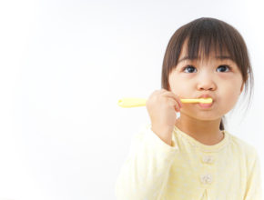 「歯磨きしなさい」を言い疲れたパパ＆ママ必見！ 子供が自発的に歯磨きをしてくれる方法って？