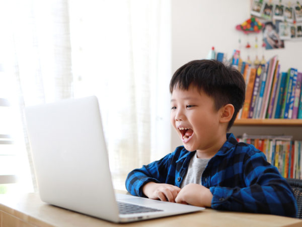 通塾と同じように学べる！ 初めての子でもトライしやすい「オンライン英会話」の魅力