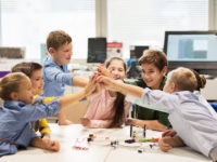 周囲とのつながりをどう保つ？ 楽しさや痛みを仲間と共有する機会が減る中で