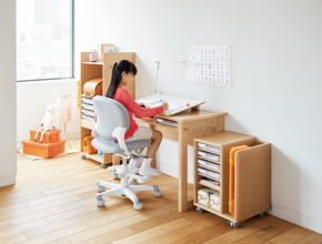 わが子の猫背が気になるパパママ必見！ 自然に姿勢を正せる「椅子＆机」6選