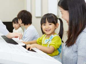 お子さま&パパママのリアルレビュー！ 非認知能力を伸ばす音楽教室、その効果の実態とは？
