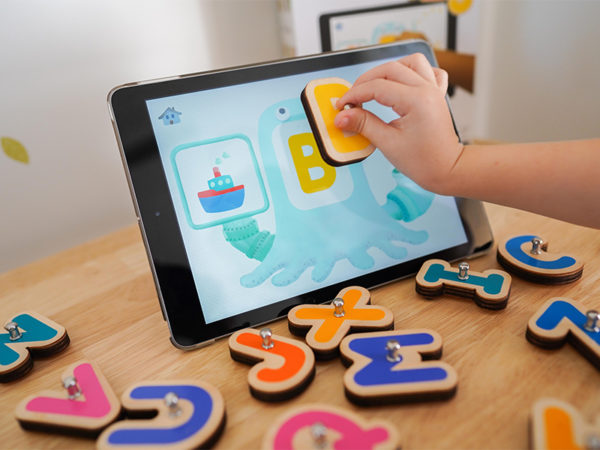 フランス発「タブレット×木製ブロック」で楽しく賢く！ 文字＆数字が学べるIoT玩具