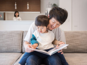 専門家に聞く「親子の絵本との向き合い方」とは？ 読み聞かせることで“愛された記憶”に