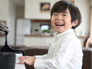 幼児期は「脳の土台づくり」に最適。音楽が「考える力」を司る前頭葉の栄養になる！