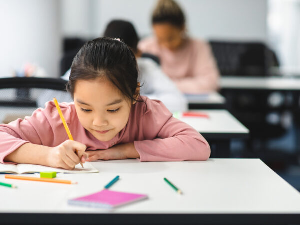 教科書を使わない表現×対話が自律を育む!? 子供のやる気を引き出すフレネ教育とは