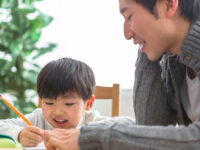 「できた！」の達成感を自信へ。小学生の“基礎学力不安”から考える親子の関わり方