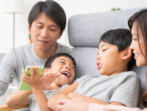 絵本で学ぶ英語アプリ新登場！ ヒアリングも発音も楽しく身につけられる秘密とは？