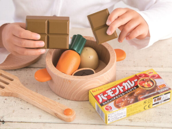 食育にもおすすめ！ ハウス食品コラボのままごと用“木製カレールウ”がリアル可愛い