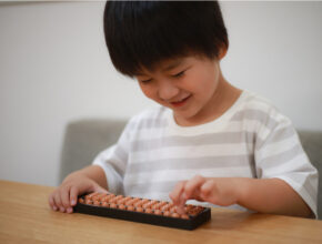 実は「そろばん」を習わせたいパパママ多数!? オンライン講座ランキングの意外な結果