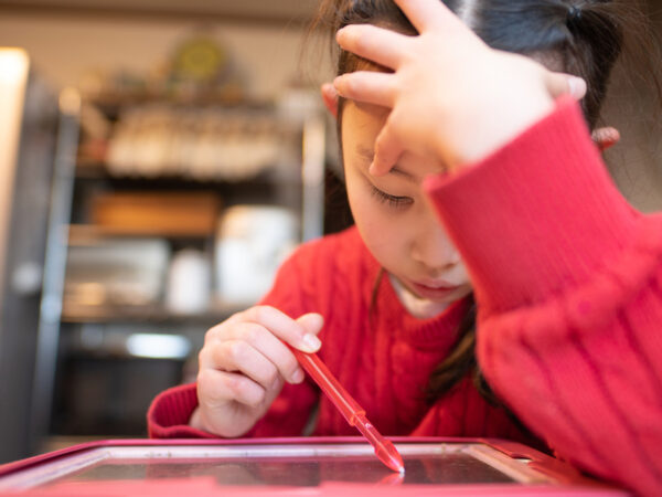 すべての子供に学習機会を。“やさしい”字幕がついたオンライン教材が無料公開中！