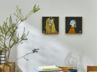 癒やしパワーは本物超え!? “ほっこり名画”でおうち時間が明るくなるインテリア