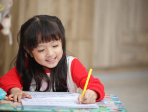 子供の「表現する力」を育てるには？ 心がけたい“大人の反応”とフィクション教育