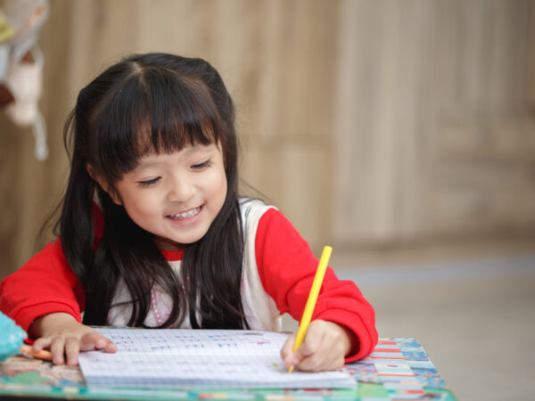 子供の「表現する力」を育てるには？ 心がけたい“大人の反応”とフィクション教育