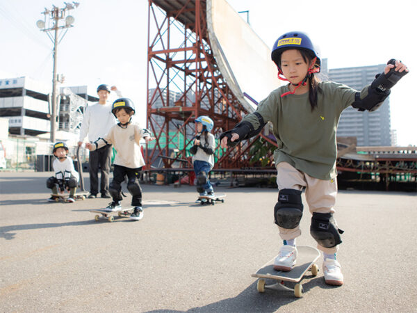 体幹とバランス感覚だけじゃない! 子供を夢中にさせるスケボースクールの魅力と効果