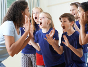 コミュニケーション能力×社会性に大きな効果!? 世界が「演劇教育」に注力するワケ