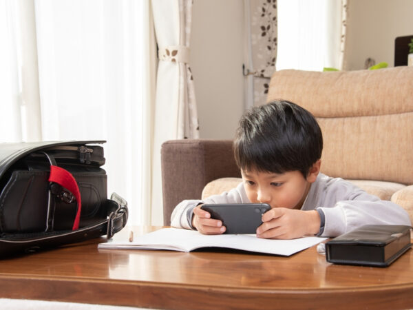 小学生にスマホを持たせている親550人に聞いた! ルールや制限、取り上げの実態は?