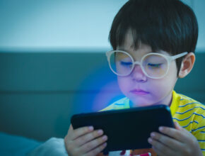 6歳までが最も重要!? 眼科医1,000人に聞いた「子供の視力低下」原因と予防策