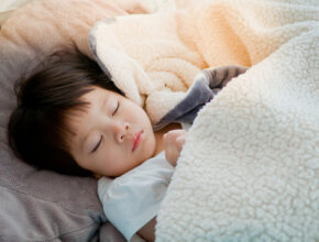 小学生以下の子供に早寝早起きさせてる？ 先輩パパママに聞いた、子供の睡眠時間事情