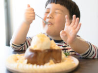 栄養、時間、外出時……ママ500人に聞いた「子供のおやつ」問題に尾木ママが回答！