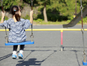 「時には離れてもいい」子供に教えてあげたい、友達関係を安全に築くために大切なこと