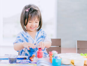 想像力から自己肯定感まで!? 子供の遊び＆オモチャづくりで育まれる非認知能力とは