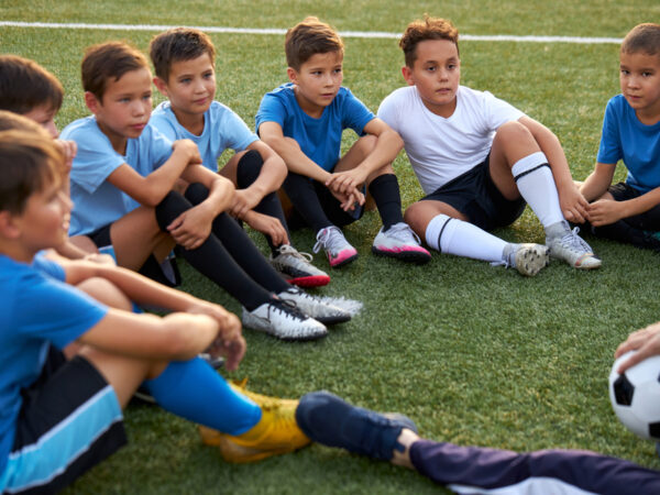 あの体育座りが廃止に!? 問題はしつけか身体への影響か、賛否アンケートの結果は?