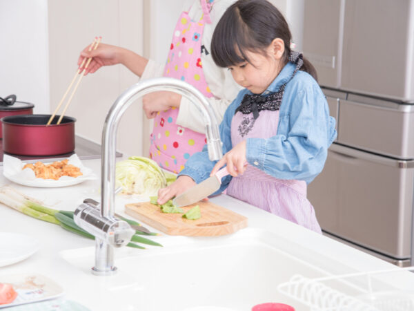 自己肯定感や非認知能力に差がつく!? 親子の「野菜料理」づくりの効果が研究で判明