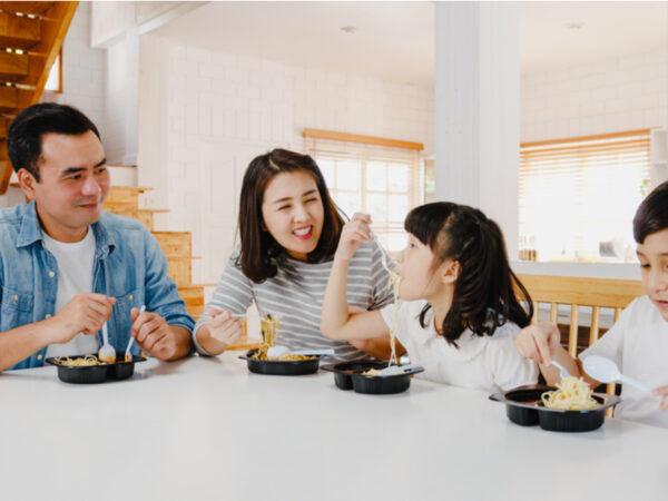 子供には手料理じゃなきゃかわいそう？ 手作り信仰の呪縛を解く、海外の食習慣とは