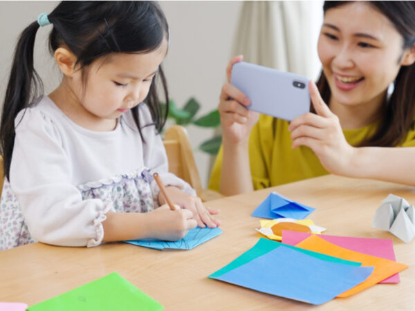 【弁護士が解説】子供の写真のSNS投稿はコレに注意！ 実際のトラブル＆対処法も