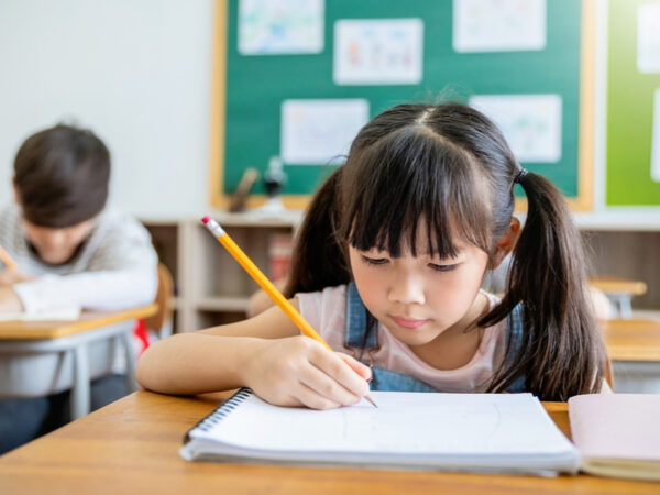 約5割の親が「子供の通う小学校に不満」の理由は？ 調査でわかった学校選びの注意点
