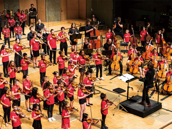 「着衣水泳テスト」や「無料のバイオリンレッスン」も!? 世界の最新教育事情6選