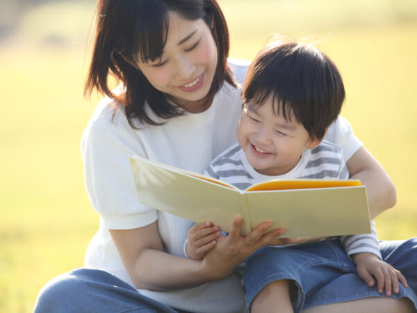 「絵本の読み聞かせ」の効果って? 有識者に聞く、親が知っておくべきポイントQ&A