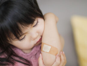 小児専門医が教える「正しいケガの応急処置」って？ お出かけ前に覚えたい熱中症対策も