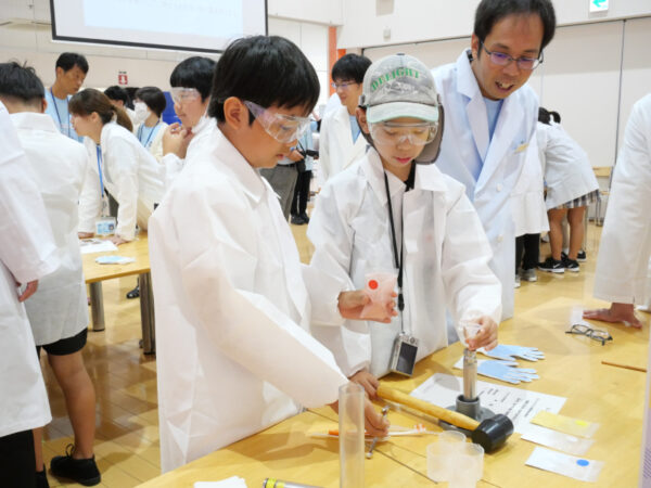 小学生が錠剤作りに挑戦！ ファイザーの「サマーサイエンススクール」が面白すぎた
