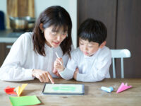 親子関係はどんな見方・声かけをしてきたかで変わる！ 誤りやすい「監視」と「観察」の違い