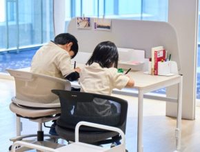 ゆがんだ姿勢は集中力や身長の伸びを鈍化させる!? 学習環境を考えるイベントリポート