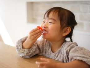 子どもの「晩御飯を待てない問題」にうまく対処！ 『お助けおやつ』の3か条｜おやつ調査①