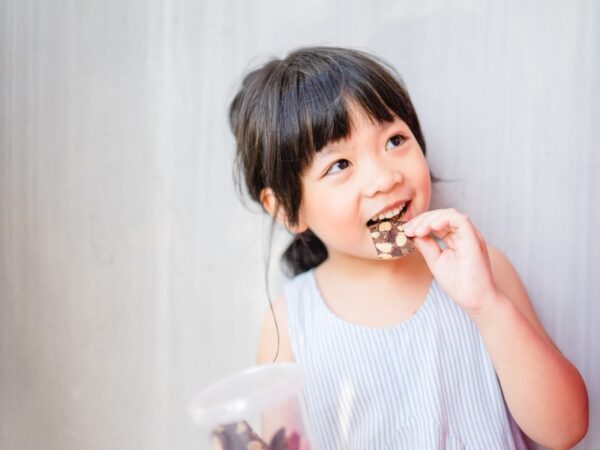 子どもの「晩御飯を待てない問題」に対処! 適切なおやつで食生活を守る|おやつ調査②