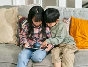 「子どもの姿勢を良くする」声かけの正解って？ 理学療法士監修ワークショップに学ぶ
