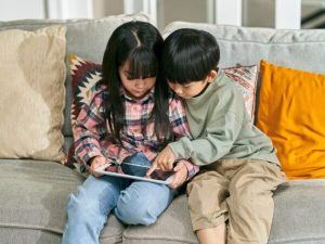 「子どもの姿勢を良くする」声かけの正解って？ 理学療法士監修ワークショップに学ぶ