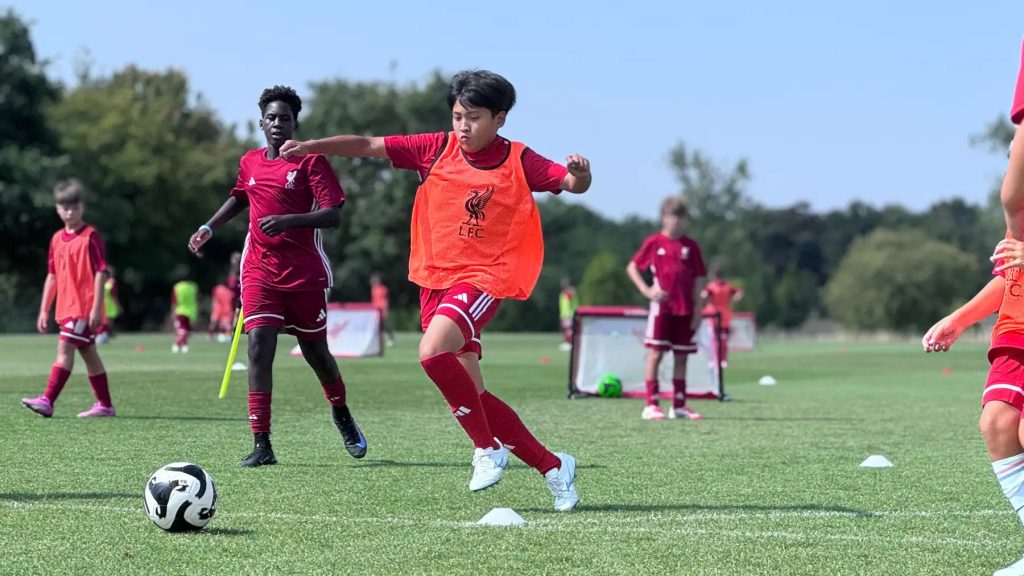 リバプールFCとラグビースクールジャパンが提携！サッカーと英国名門校の教育が拓く子どもの「非認知能力」と「レジリエンス」